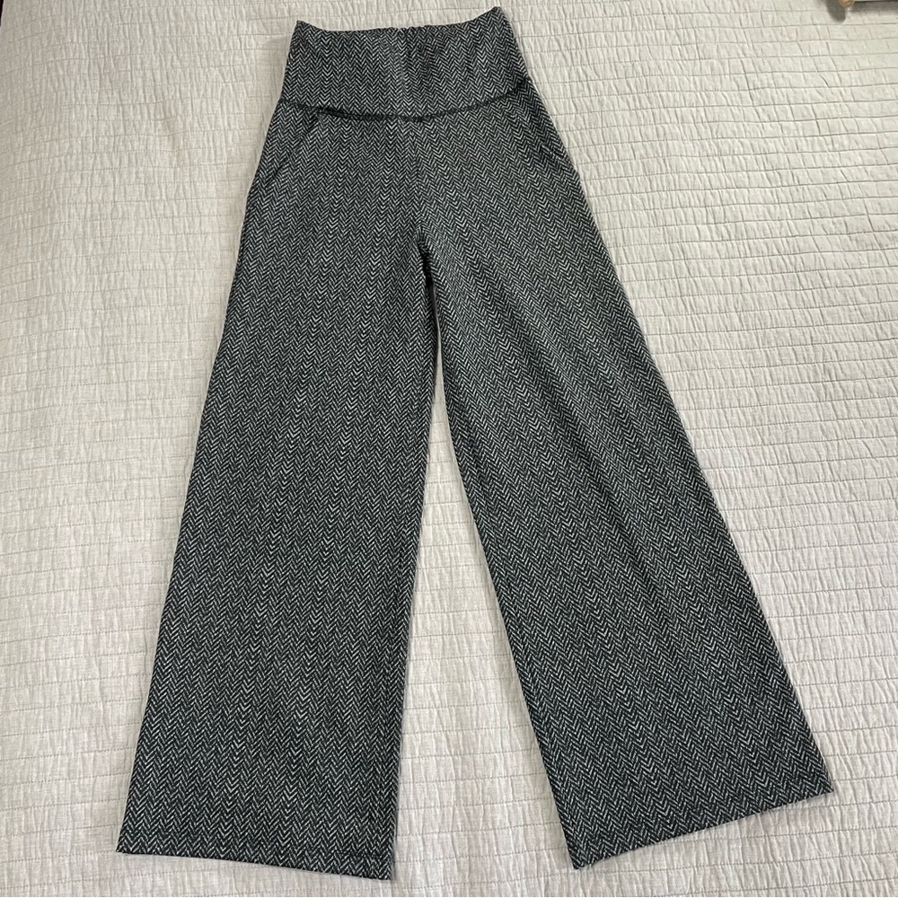 Wide Leg High-Waist Chevron Knit Pants - Black & White